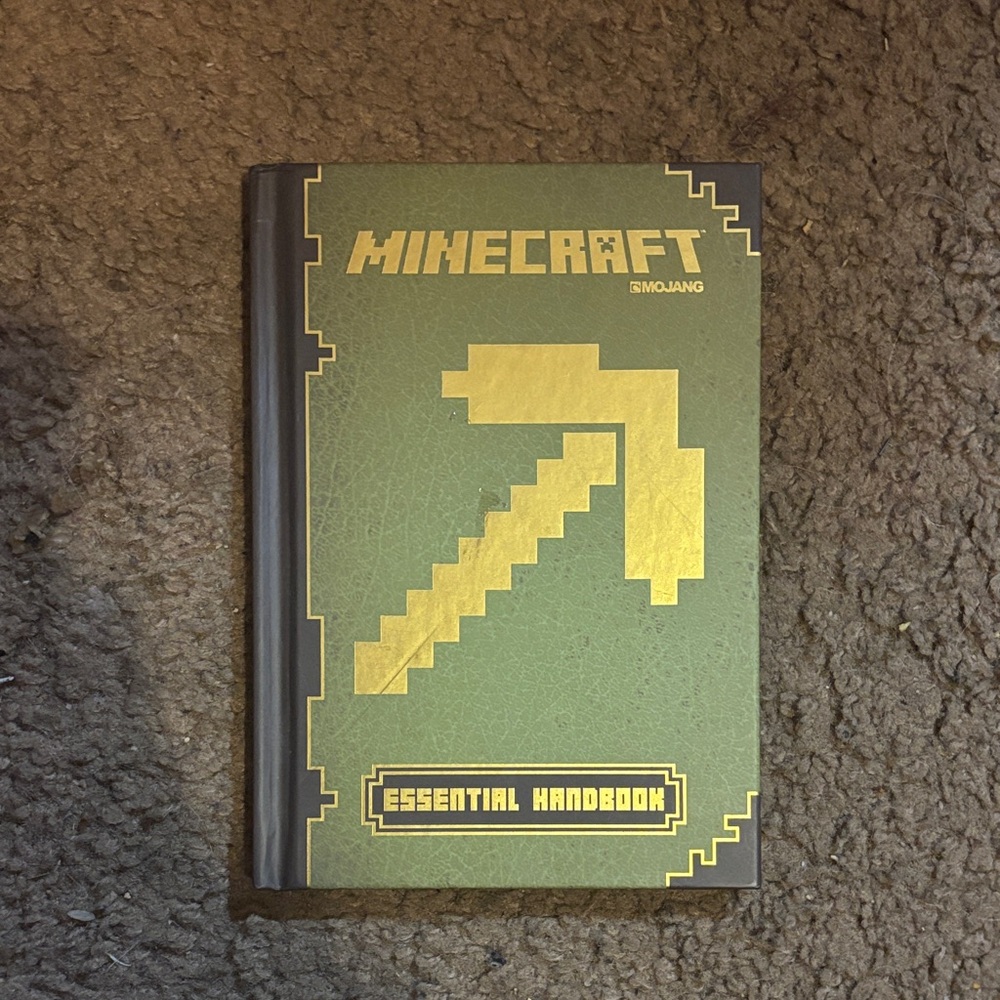 Minecraft Essential Handbook - Green and Gold